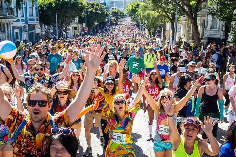 I corridori partecipano al Bay to Breakers di San Francisco.