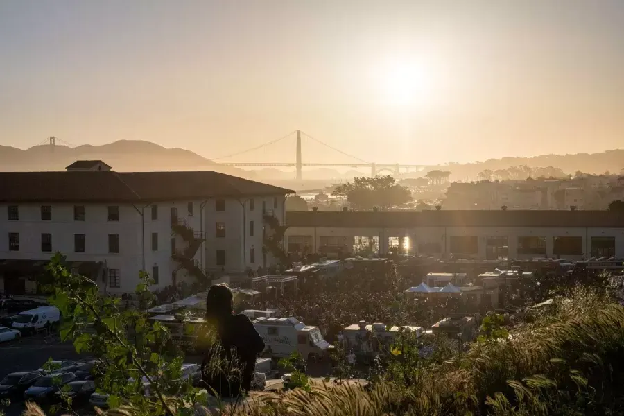 Veduta di Fort Mason e del 金门大桥 al tramonto.