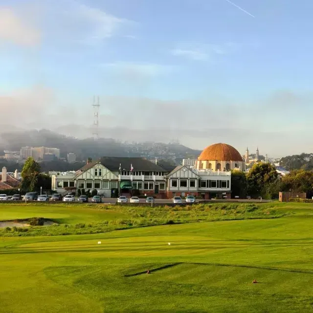 Les greens du parcours de golf Presidio brillent par une journée ensoleillée à San Francisco.