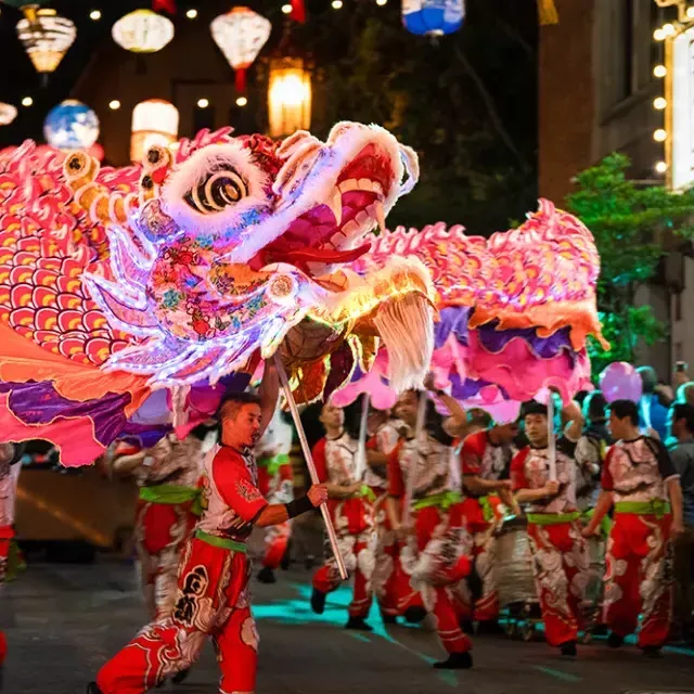 舞者们在贝博体彩app的农历新年游行中操纵了一条巨大的发光龙.